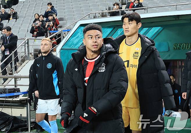 10일 서울 마포구 월드컵로 서울월드컵경기장에서 열린 2025~2026시즌 아시아축구연맹(AFC) 챔피언스리그 엘리트(ACLE) 리그 스테이지 6차전 FC서울과 멜버른 시티 경기에서 FC서울 린가드가 입장하고 있다. 2025.12.10/뉴스1 ⓒ News1 이호윤 기자