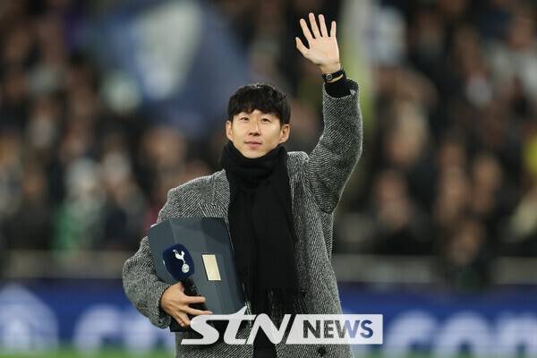 손흥민이 10일 영국 런던에 위치한 토트넘 홋스퍼 스타디움에서 열린 토트넘 홋스퍼와 슬라비아 프라하(체코)와의 2025~26시즌 유럽축구연맹(UEFA) 챔피언스리그(UCL) 리그 페이즈 6차전 킥오프 전 팬들에게 인사하고 있다. /사진=뉴시스(AP)