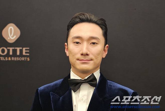 LG 신민재가 9일 골든글러브 시상식에서 인터뷰를 하고 있다. 권인하 기자