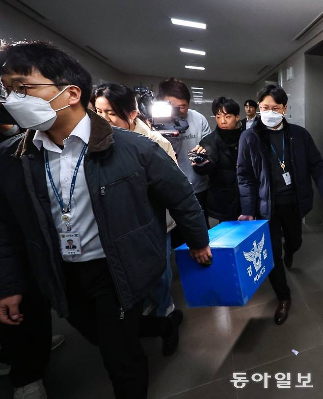 9일 서울 송파구 쿠팡 본사에서 개인정보 유출 사건 관련 압수수색을 마친 경찰이 압수품을 옮기고 있다. 송은석 기자 silverstone@donga.com