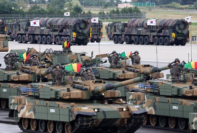 1일 오전 경기 성남시 서울공항에서 열린 건군 제76주년 국군의 날 기념식에서 K-2 전차가 분열하고 있다. 성남=뉴시스