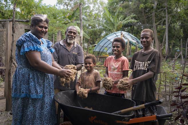 세이브더칠드런이 수행하는 바누아투 사업은 농어촌 지역사회가 지역 기후정보를 활용하고, 기후 적응 계획을 수립하도록 지원해, 기후 위험에 대한 취약성을 낮추고 생계와 식량 문제에 미치는 기후 영향과 피해를 줄여 회복력을 높이는 것을 목표로 한다. 세이브더칠드런 제공