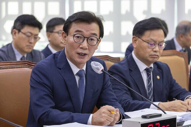 전재수 해양수산부 장관이 지난 10월15일 서울 여의도 국회 농림축산식품해양수산위원회에서 열린 2025년도 해양수산부 등에 대한 국정감사에서 의원 질의에 답하고 있다. 연합뉴스