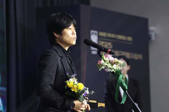 2025 여자축구연맹 대상 시상식에서 최우수 감독상을 받은 강선미 화천 KSPO 감독. 사진=여자축구연맹