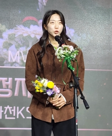 ▲ 화천 KSPO 여자축구단 정지연이 10일 서울 올림픽파크텔에서 열린 2025 한국여자축구연맹 시상식에서 WK리그 MVP를 수상하고 있다. 연합뉴스