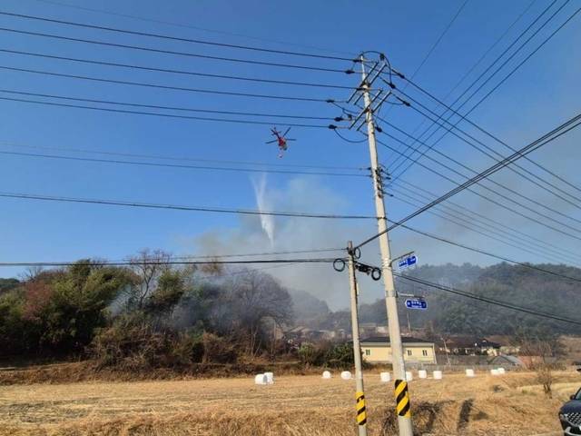 ▲ 10일 오전 10시 38분쯤 양양군 손양면의 한 주택에서 난 불이 인근 야산으로 번졌다가 1시간여 만에 진화됐다. 강원소방본부 제공