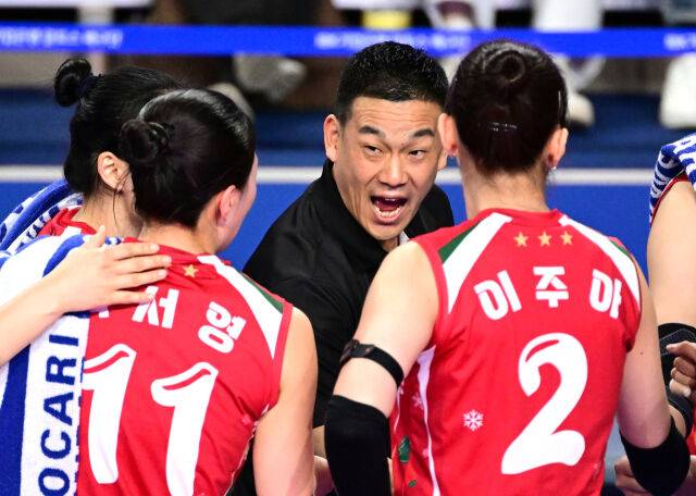 IBK기업은행 여오현 감독대행이 선수들보다 큰 목소리로 화이팅을 함께 외치고 있다 / 한국배구연맹(KOVO)