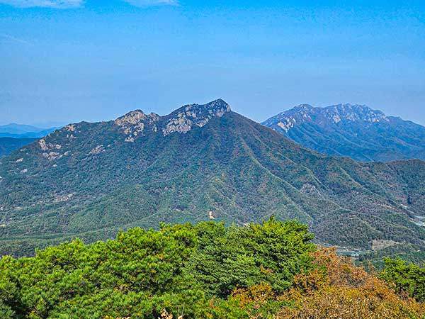 오르다가 뒤돌아본 천등산과 대둔산의 모습. 두 산을 바라보면 오르며 땀 흘린 보상이 충분히 되고도 남는다.