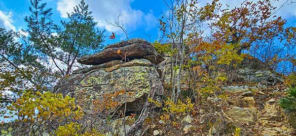 신선풀무대라 불리는 널찍한 바위 암릉 조망 터.