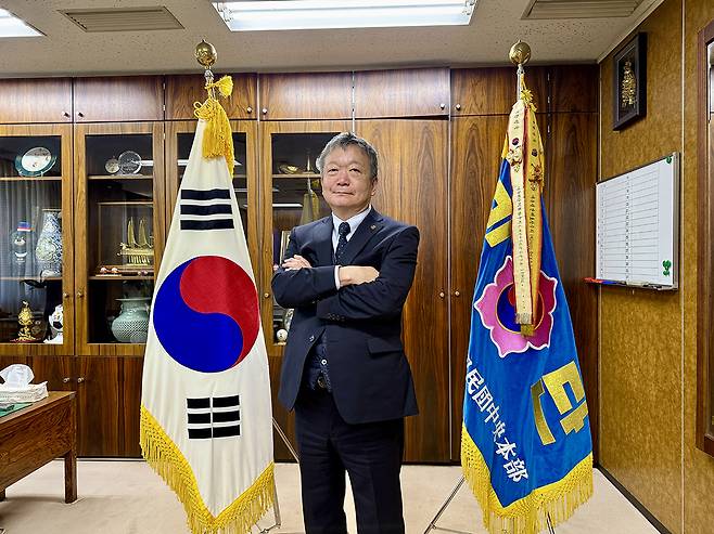 3년 임기 반환점을 돈 김이중 재일본대한민국민단 중앙단장이 지난 4일 도쿄 미나토구 사무실에서 한·일 수교 60주년을 마무리하는 소회와 내년 민단 창단 80주년을 맞이하는 포부를 밝힌 뒤 포즈를 취하고 있다.