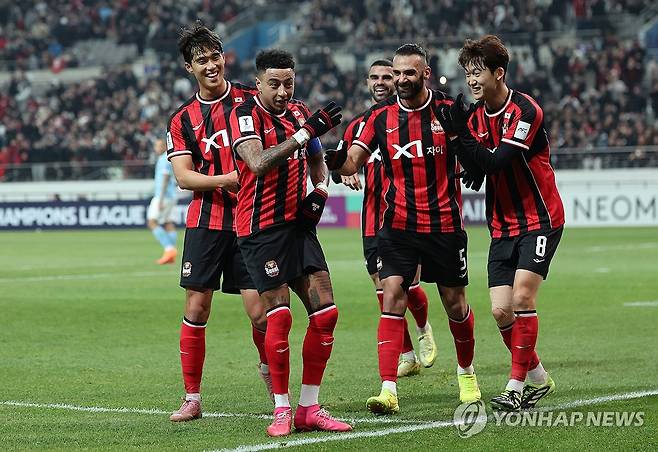 고별전 화끈한 선물 (서울=연합뉴스) 서명곤 기자 = FC서울 제시 린가드가 10일 서울 마포구 서울월드컵경기장에서 열린 2025-2026 아시아축구연맹(AFC) 챔피언스리그 엘리트(ACLE) 리그 스테이지 6차전 멜버른 시티(호주)와의 경기에서 골을 넣은 뒤 기뻐하고 있다. 2025.12.10 seephoto@yna.co.kr