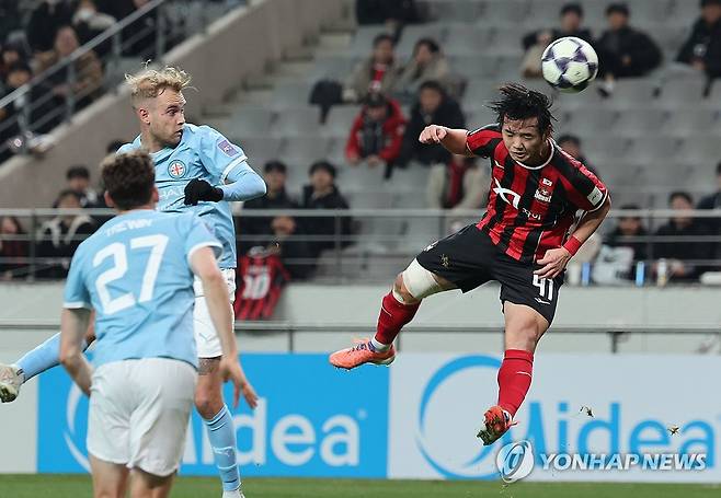 황도윤 헤딩슛 (서울=연합뉴스) 서명곤 기자 = 10일 서울 마포구 서울월드컵경기장에서 열린 2025-2026 아시아축구연맹(AFC) 챔피언스리그 엘리트(ACLE) 리그 스테이지 6차전 FC서울과 멜버른 시티(호주)의 경기에서 FC서울 황도윤이 헤딩슛을 하고 있다. 2025.12.10 seephoto@yna.co.kr