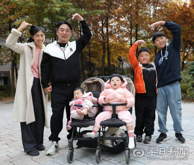 최승식·김유진 부부와 첫째 우주, 둘째 우빈, 셋째 유빈, 넷째 다빈 등 여섯 식구가 손하트 모양을 만들고 있다. 정운철 기자 woon@imaeil.com