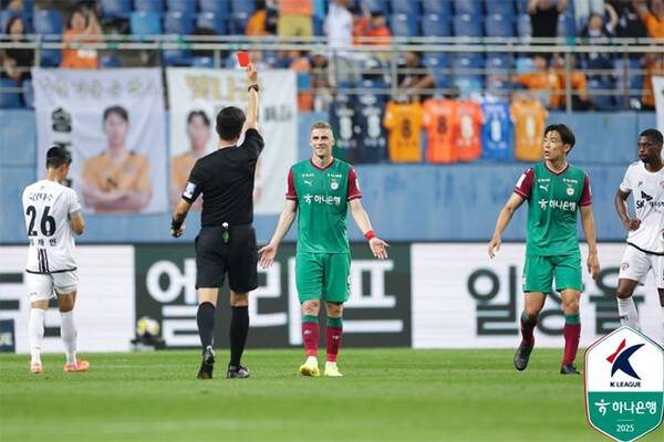 6월 27일 열린 대전 원정에서 제주는 전반 초반 상대 퇴장으로 가진 수적 우세에도 선제 실점했고, 후반 추가시간 동점골로 무승부에 그쳤다. 사진은 주심이 대전 구텍에게 레드카드를 꺼내보이고 있다. (사진=한국프로축구연맹)
