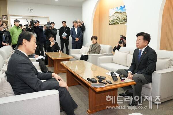 제주도청을 방문해 오영훈 지사와 면담하고 있는 권오을 국가보훈부 장관.