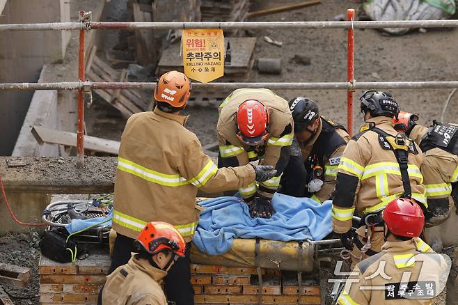 11일 오후 1시 58분쯤 광주 서구 치평동(상무지구)의 광주대표도서관 공사 현장에서 레미콘 타설 중 붕괴 사고가 발생해 4명이 매몰, 소방당국이 구조작업을 하고 있다. ⓒ News1 김태성 기자