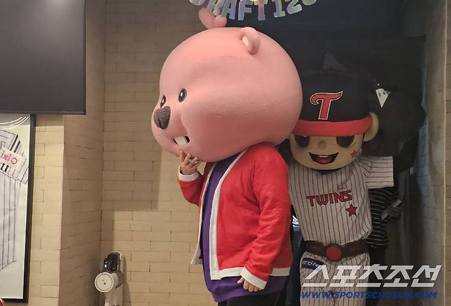 LG 트윈스 차명석 단장이 10일 열린 우승 기념 맥주 파티에 '잔망 루피' 탈을 쓰고 등장하고 있다. 권인하 기자