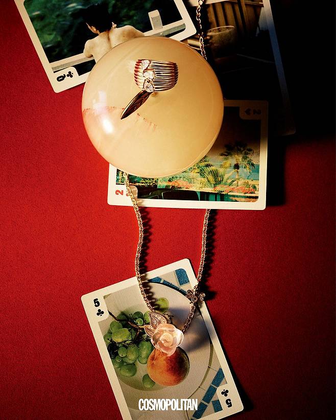 여러 겹의 밴드를 겹친 디자인의 블라스트 링 5천2백92만원 Repossi. 로즈 디올 프리 카텔란 네크리스 2천4백만원 Dior.