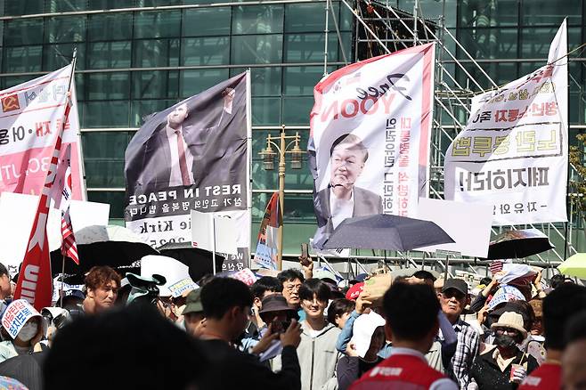 2025년 9월21일 대구 동대구역 앞에서 열린 ‘야댱탄압·독재정치 국민규탄대회’에 윤석열 석방을 요구하는 깃발, 미국 극우 논객 찰리 커크의 명복을 비는 깃발, 노란봉투법 폐지 등의 구호가 적힌 깃발 등이 등장했다. 한겨레 윤운식 선임기자 yws@hani.co.kr