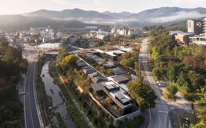 건축가 양진석이 설계한 유원재는 한옥과 서원의 구조를 구현한 온천 호텔이다. 사진 유원재