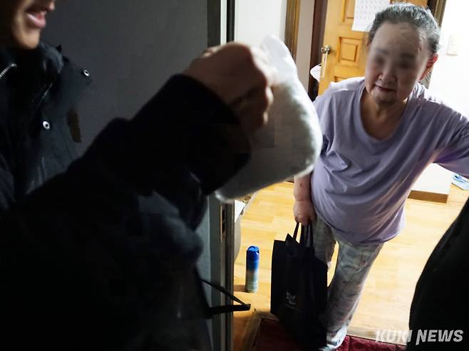 10일 오후 서울 강북구 미아동 258번지 일대에서 ‘재난 대응 바로봉사단’이 한 주민에게 기습 폭설 예방 키트 사용법을 설명하고 있다. 노유지 기자