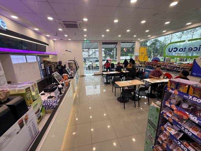 쿠알라룸푸르 반다르툰라자크 퍼마이수리 호수공원 인근에 위치한 'CU 패트론 반다르 스리 퍼마이수리점'. 20명이 앉을 수 있도록 2인 테이블 16개와 1인테이블 4개가 마련돼 있다. 매장의 약 40%가 취식을 위한 공간이다./사진=김민우 기자.