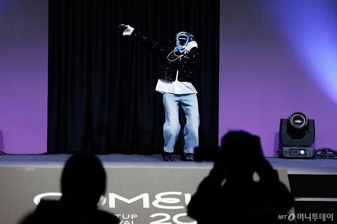 (서울=뉴스1) 안은나 기자 = 10일 서울 강남구 코엑스에서 열린 국내 최대 규모 글로벌 스타트업 페스티벌 '컴업(COME UP) 2025'에서 갤럭시코퍼레이션이 선보인 아이돌 휴머노이드 로봇이 지드래곤(G-DRAGON)의 'POWER' 안무를 선보이고 있다. 2025.12.10/뉴스1 Copyright (C) 뉴스1. All rights reserved. 무단 전재 및 재배포, AI학습 이용 금지. /사진=(서울=뉴스1) 안은나 기자