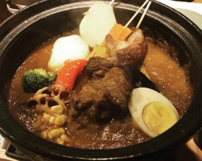 야스노야의 스프카레는 양갈비와 조화를 이룬다. /사진=다이어리알