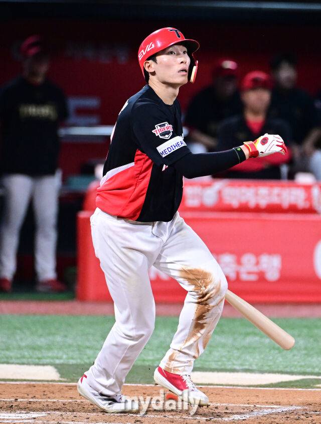 2025년 8월 29일 오후 경기도 수원KT위즈파크에서 열린 '2025 신한 SOL뱅크 KBO 리그' KIA 타이거즈와 KT 위즈의 경기. KIA 김호령이 6회초 2사 만루서 타격하고 있다./마이데일리