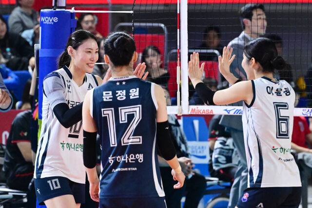 47일만에 코트에 들어서는 한국도로공사 배유나가 활짝 웃고 있다 / 한국배구연맹 (KOVO)