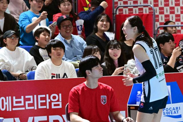 바로 교체된 배유나가 민망한 듯 활짝 웃고 있다. / 한국배구연맹 (KOVO)