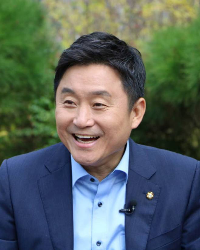 최 전 의원은 HUG 사장 공모에 집중하고 있다며, 해수부 장관직에 선을 그었다. 민주당 제공