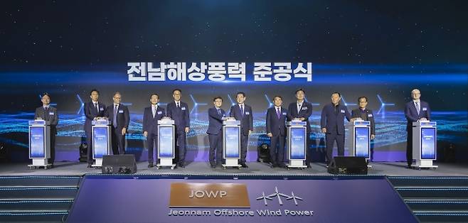 전라남도 신안군 자은도 라마다프라자호텔에서 열린 전남해상풍력 1단지 준공식에서 참석자들이 기념촬영을 하고 있다. (왼쪽부터) 김진철 전남해상풍력 대표, 유영욱 SK이노베이션 E&S 부사장, 염성진 SK수펙스추구협의회 커뮤니케이션위원장, 이종수 SK이노베이션 E&S 사장, 김성환 기후에너지환경부 장관, 김영록 전라남도지사, 김대인 신안군수 권한대행, 이상주 신안군의회 의장. SK이노베이션 E&S 제공.