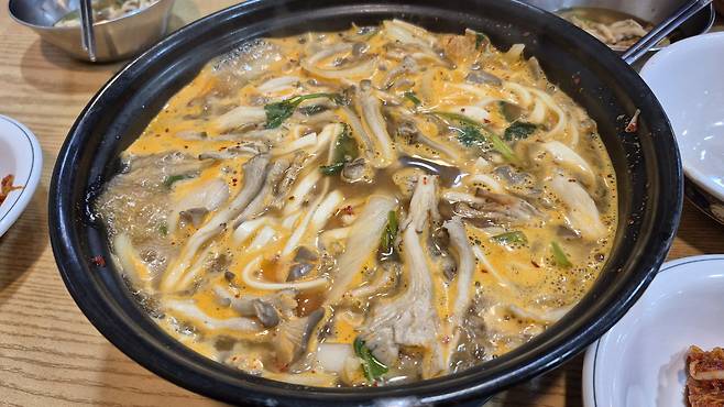 공항칼국수의 버섯칼국수 3인분. 모두들 이걸 먹고 있으니, 고민하지 말고 주문하자