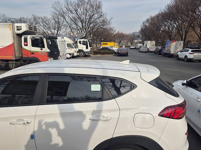 무료 공영주차장에 주차된 화물차와 캠핑차 (대구=연합뉴스) 박세진 기자 = 10일 대구 동구 안심체육공원 무료 공영주차장이 화물차와 캠핑차, 일반 차량으로 가득 차 있다. 2025.12.10 psjpsj@yna.co.kr