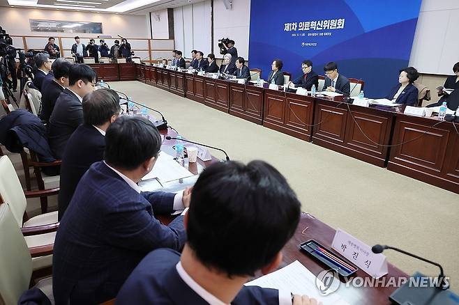 제1차 의료혁신위원회 (서울=연합뉴스) 이정훈 기자 = 정기현 의료혁신위원장이 11일 서울 종로구 정부서울청사에서 열린 제1차 의료혁신위원회에서 발언하고 있다. 2025.12.11 uwg806@yna.co.kr