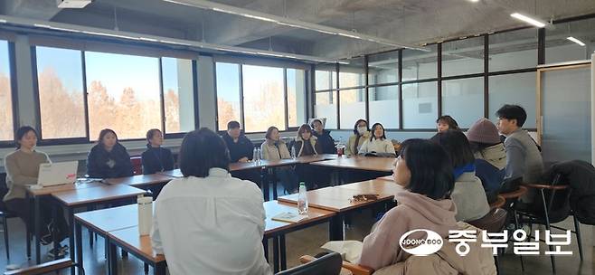 경기상상캠퍼스에 입주해 있는 그루버들이 지난 5일 생활1980동에서 반상회를 열고 이야기를 나누고 있다. 신연경기자