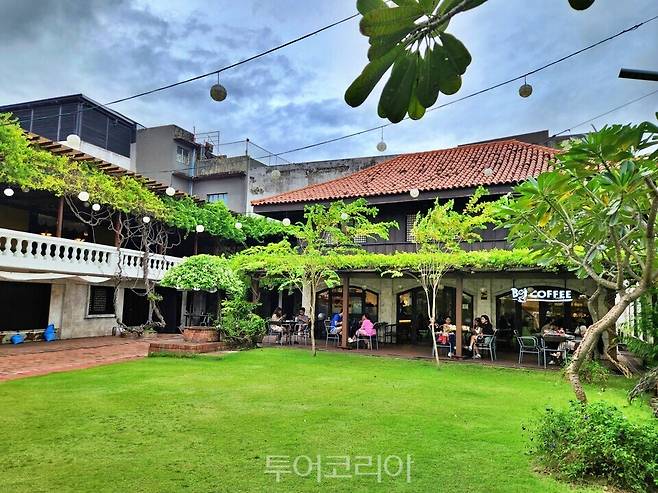 카사 고로드로 박물관 내부로 들어가면 넓게 펼쳐진 잔드와 카페, 저택 외관이 한 눈에 들어온다. /사진-투어코리아