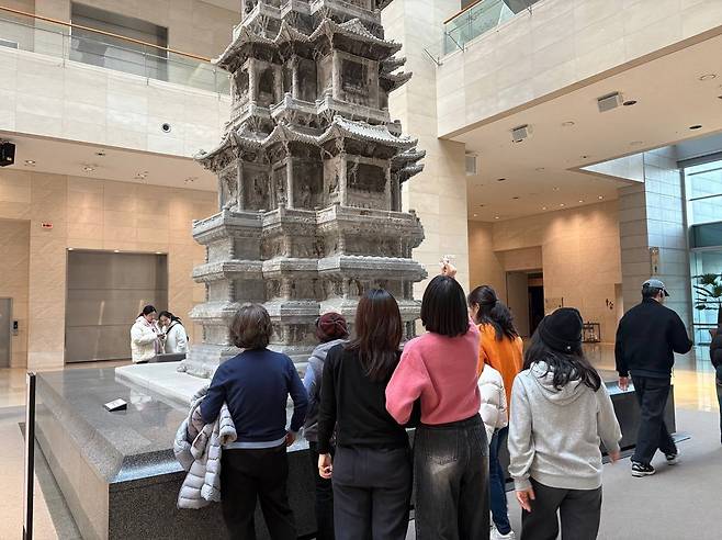 지난 11일 오후 서울 용산구 국립중앙박물관 상설전시관에서 관람객들이 경천사 십층석탑을 보고 있다. /이유경 기자