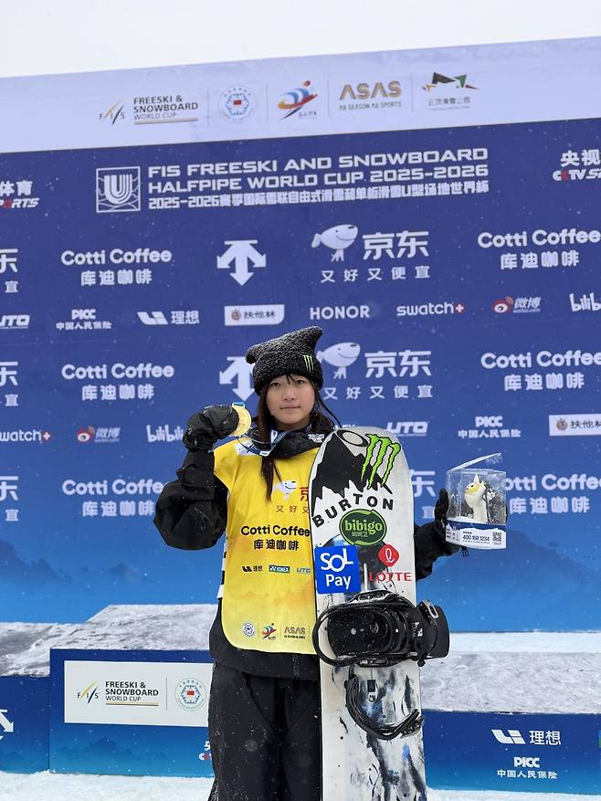 최가온이 FIS 스노보드 월드컵 여자 하프파이프에서 우승한 뒤 금메달을 들어 보이고 있다. 대한스키연맹 제공