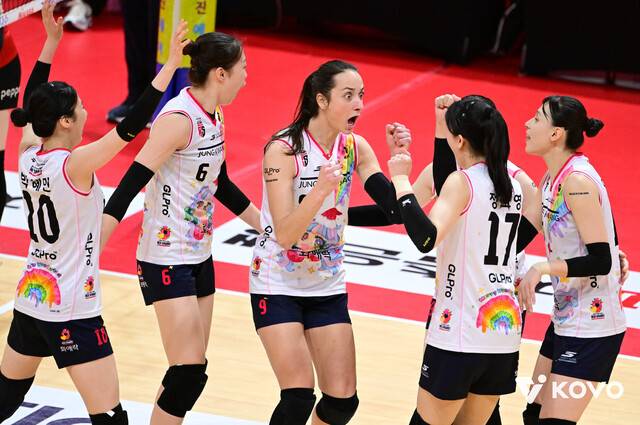 정관장 선수들이 12일 광주 페퍼스타디움에서 열린 2025∼2026 V리그 여자부 페퍼저축은행과 경기에서 득점한 뒤 기뻐하고 있다. 한국배구연맹 제공