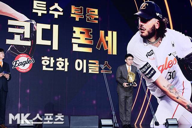 ‘2025 신한은행 SOL 뱅크 KBO 골든글러브 시상식’이 9일 오후 서울 송파구 잠실동 롯데호텔 월드에서 개최됐다. 한화 폰세가 골든글러브 투수 부문을 수상했다. 손혁 단장이 대리수상한 후 소감을 밝히고 있다. 사진=김영구 기자