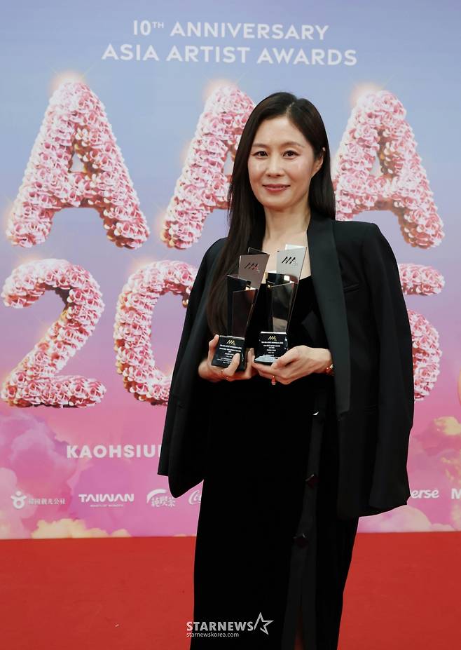 배우 문소리가 6일 가오슝 내셔널 스타디움에서 진행된 스타뉴스 주최 '10주년 아시아 아티스트 어워즈 2025(10th Anniversary Asia Artist Awards 2025, '10주년 AAA 2025')에서 대상 올해의 여우주연상, 베스트 아티스트 상을 수상한 뒤 포즈를 취하고 있다. /2025.12.06 /사진=이동훈 photoguy@