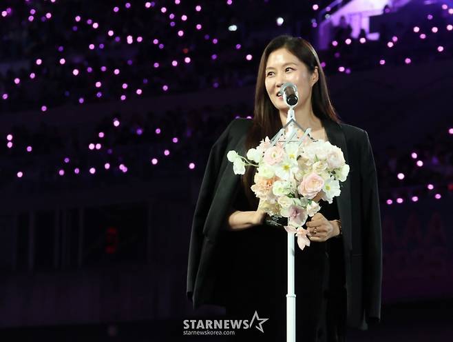 배우 문소리가 6일 가오슝 내셔널 스타디움에서 진행된 스타뉴스 주최 '10주년 아시아 아티스트 어워즈 2025(10th Anniversary Asia Artist Awards 2025, '10주년 AAA 2025')에서 수상 소감을 밝히고 있다. /사진=김진경 kim.jinkyung@