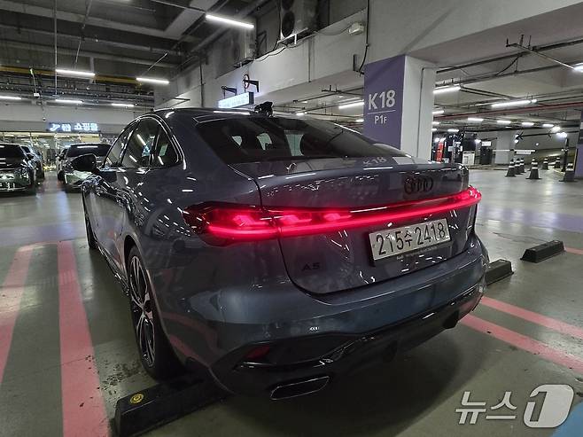 아우디 중형 세단 '더 뉴 아우디 A5' 기본 트림 'A5 40 TFSI 콰트로'(S라인 블랙 에디션)의 후면 모습. 2025.12.10/뉴스1 김성식 기자