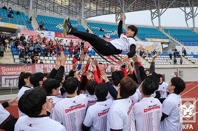 K3 우승 후 선수들의 축하를 받는 손현준 감독(대한축구협회 제공)