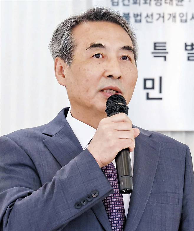 ‘김건희 특검’ 현판식이 열린 지난 7월 2일 서울 종로구 KT광화문빌딩 웨스트에서 민중기 특별검사가 발언하고 있다. 이날 민 특검은 “모든 수사는 지나치거나 기울어지지 않게 진행할 것”이라고 했다./김지호 기자