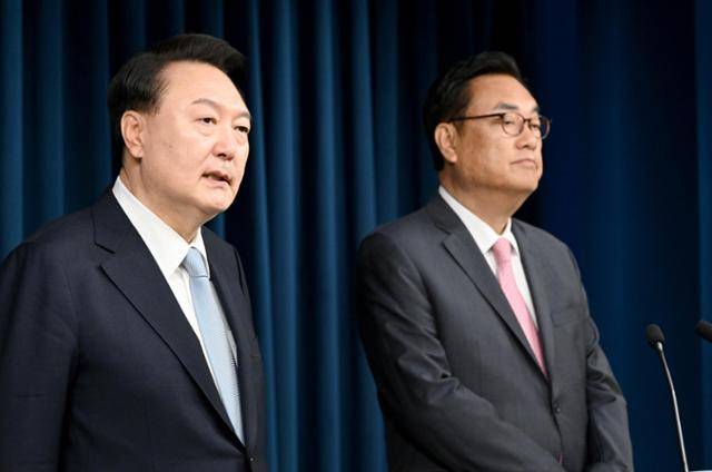 윤석열 전 대통령이 지난해 4월 22일 서울 용산구 대통령실 청사에서 정진석 전 대통령비서실장을 소개하고 있다. 서재훈 기자