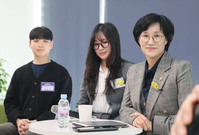 원민경 성평등가족부 장관이 지난달 10일 충북 청주시 오창 과학산업단지에서 열린 제2차 성평등 토크콘서트 '소다팝'에 참여해 2030 청년들과 토론을 하고 있다. 성평등가족부 제공