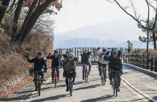 그리디에 참여하는 자전거 메신저들이 서울 남산에서 단체 라이딩을 하고 있다. 김성룡 기자